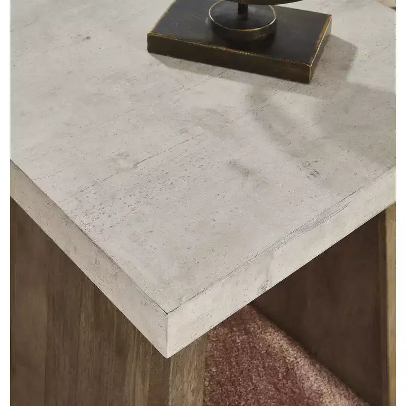 Tavolino da salotto contemporaneo con piano quadrato in finto cemento e base in legno di mango, marrone chiaro