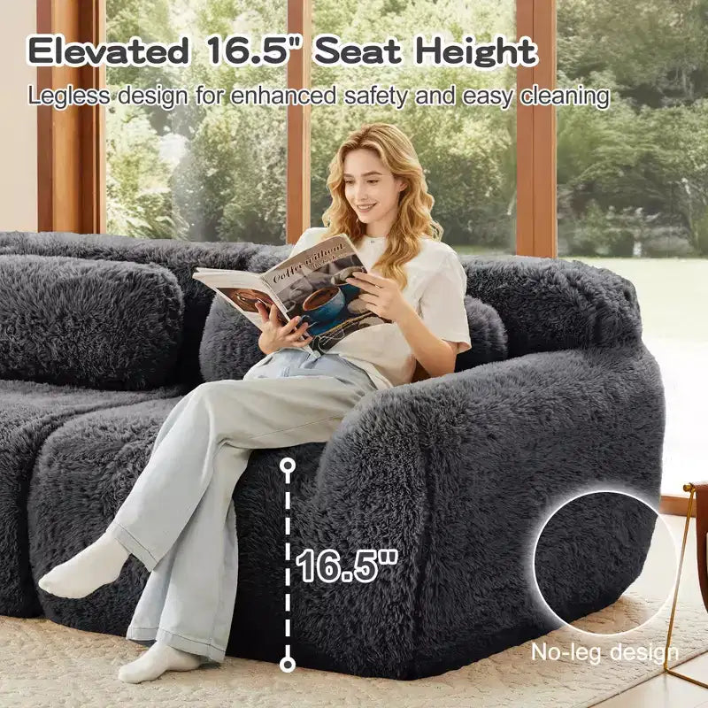 Questo divano a tre posti con poggiapiedi, imbottito con schiuma ad alta densità 32D, non richiede montaggio ed è dotato di una base antiscivolo, il che lo rende la scelta ideale per il soggiorno o la sala home theater.