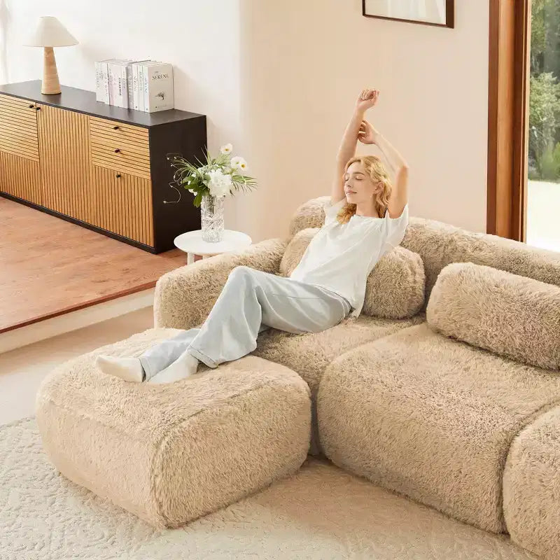 Questo divano a tre posti con poggiapiedi, imbottito con schiuma ad alta densità 32D, non richiede montaggio ed è dotato di una base antiscivolo, il che lo rende la scelta ideale per il soggiorno o la sala home theater.