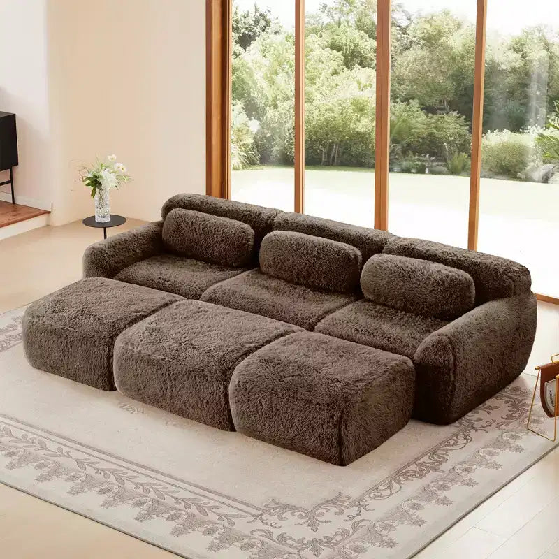 Questo divano a tre posti con poggiapiedi, imbottito con schiuma ad alta densità 32D, non richiede montaggio ed è dotato di una base antiscivolo, il che lo rende la scelta ideale per il soggiorno o la sala home theater.