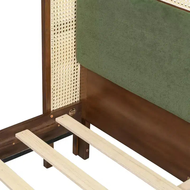 Letto matrimoniale contemporaneo in legno con testiera imbottita in rattan