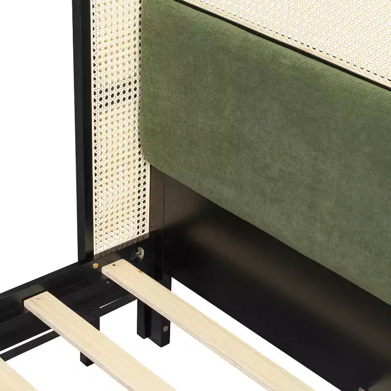 Letto in Legno Contemporaneo Megan con Testiera Imbottita in Rattan