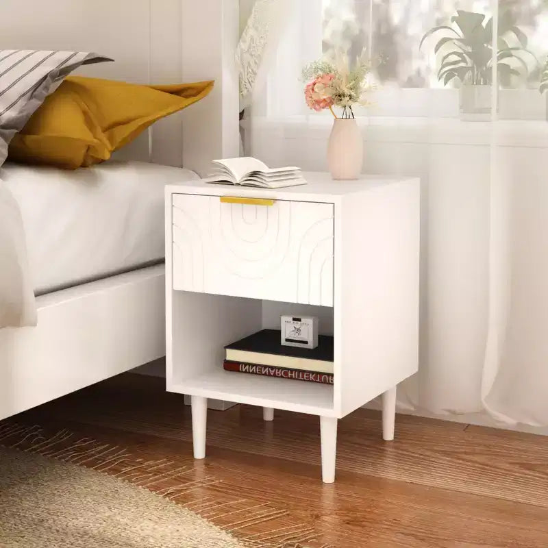 Comodino moderno bianco da 58,0 cm H con un cassetto e un ripiano aperto, maniglia con accenti dorati, ideale per l'arredamento della camera da letto