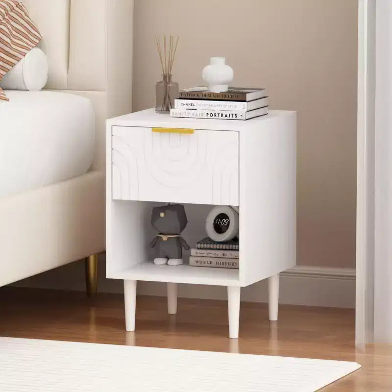 Comodino Moderno Bianco da 58 cm H con un Cassetto e Ripiano Aperto, Maniglia con Accenti Dorati, Ideale per l'Arredamento della Camera da Letto