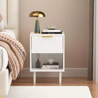 Comodino moderno bianco da 58,0 cm H con un cassetto e un ripiano aperto, maniglia con accenti dorati, ideale per l'arredamento della camera da letto