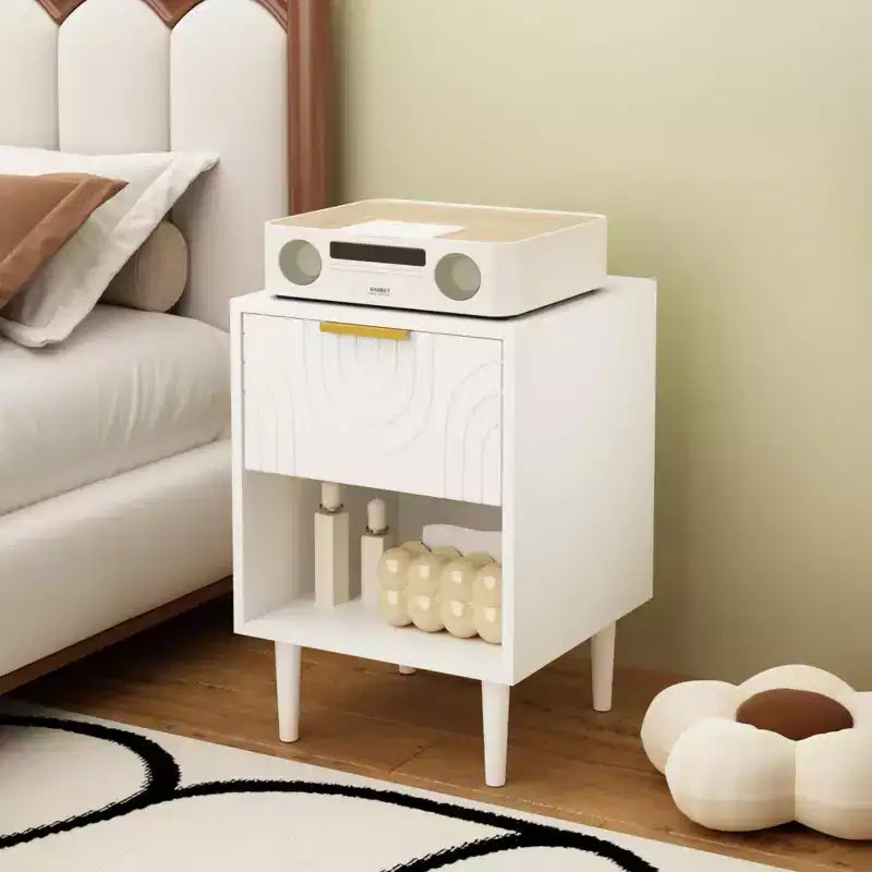 Comodino moderno bianco da 58,0 cm H con un cassetto e un ripiano aperto, maniglia con accenti dorati, ideale per l'arredamento della camera da letto