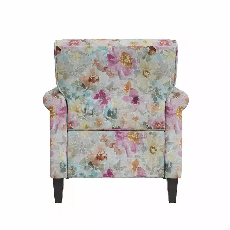 Poltrona tradizionale con braccioli arrotolati, borchie color peltro e motivo floreale rosa
