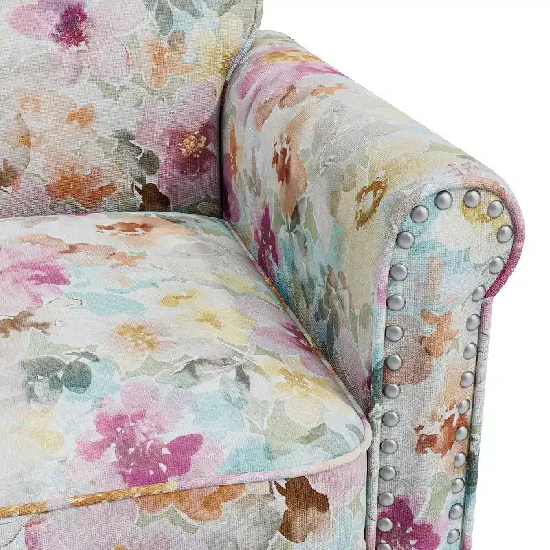Poltrona tradizionale con braccioli arrotolati, borchie color peltro e motivo floreale rosa