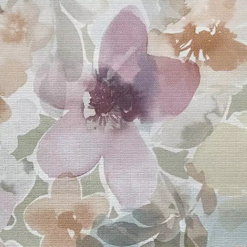 Poltrona tradizionale con braccioli arrotolati, borchie color peltro e motivo floreale rosa
