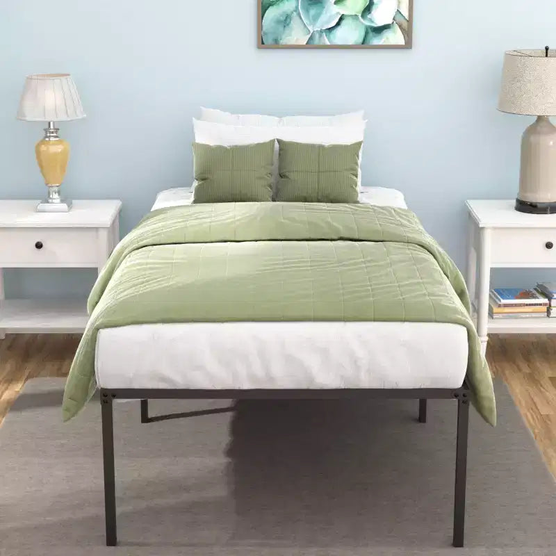 Letto a piattaforma con struttura in metallo e doghe in acciaio, nero