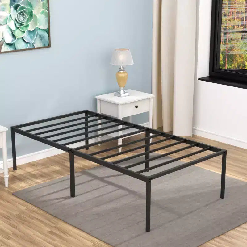 Letto a piattaforma con struttura in metallo e doghe in acciaio, nero